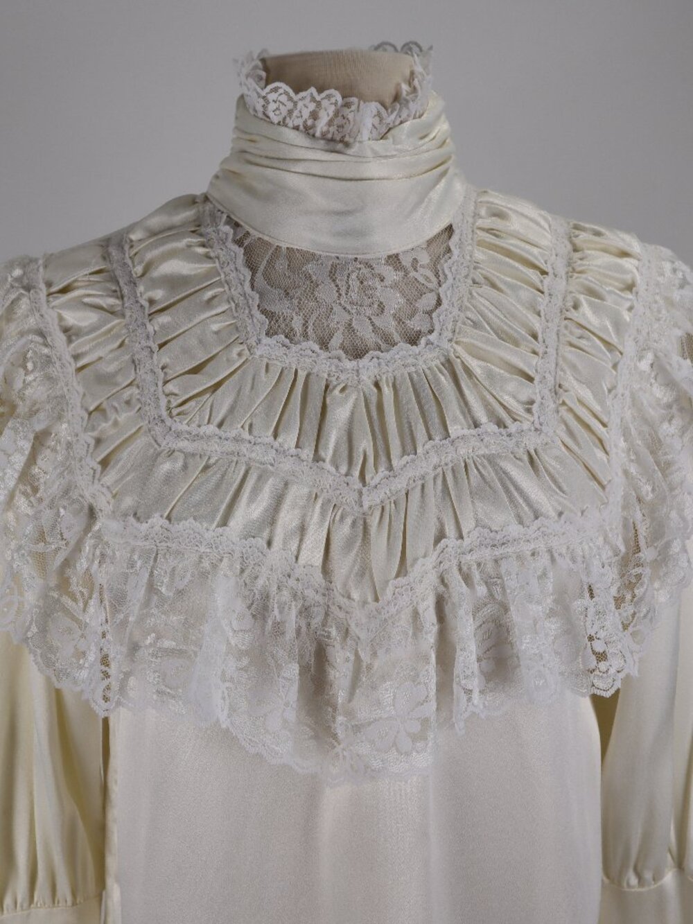❄️ Vintage Gunne Sax by Jessica McClintock NWOT White Satin Lace Pearl Blouse - Picture 4 of 11